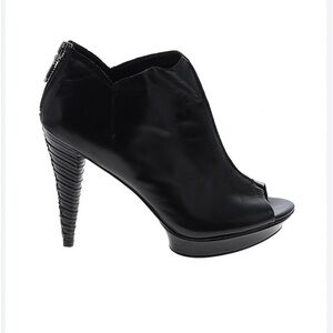 B. Makowsky Black Leather Peep Toe Booties Size 6